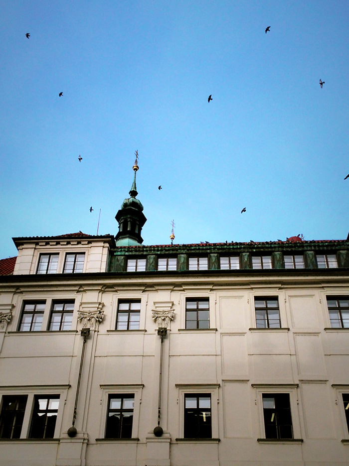 Blauer Himmel über den Dächern von Prag