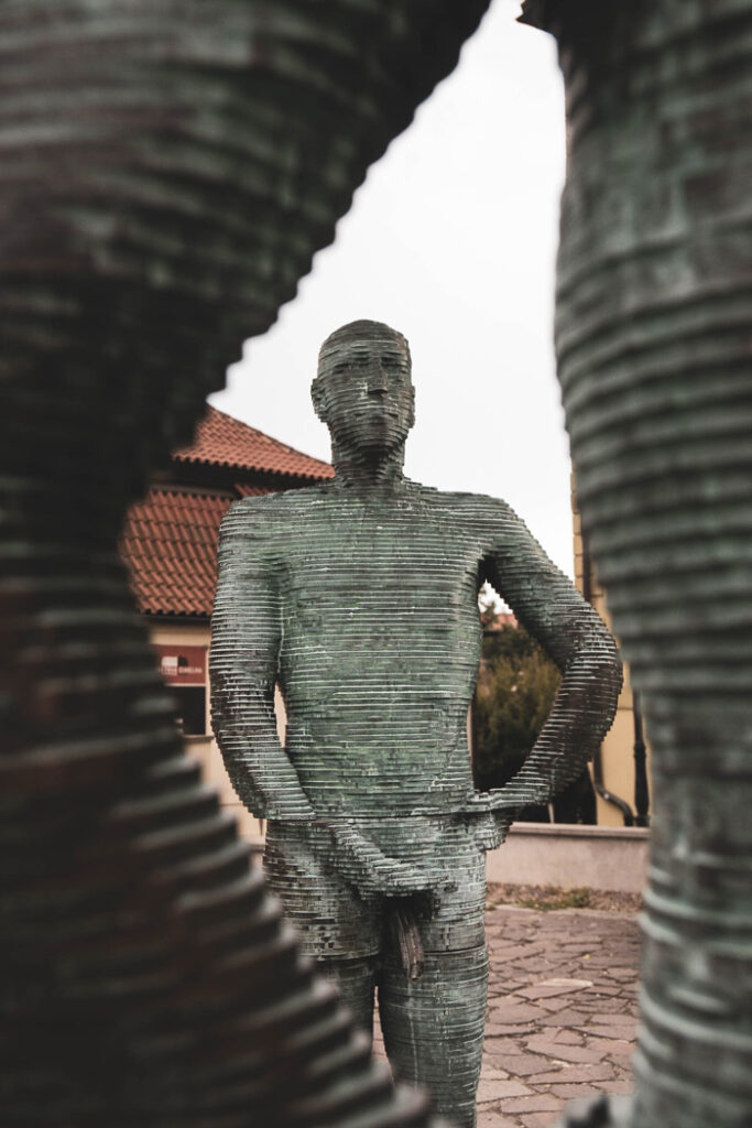 Statue von David Cerny vor Kafka Museum im Prag