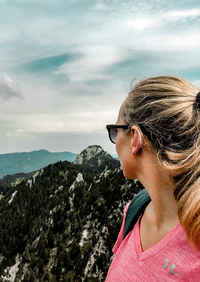 Aufstieg auf einen Berggipfel in den Alpen