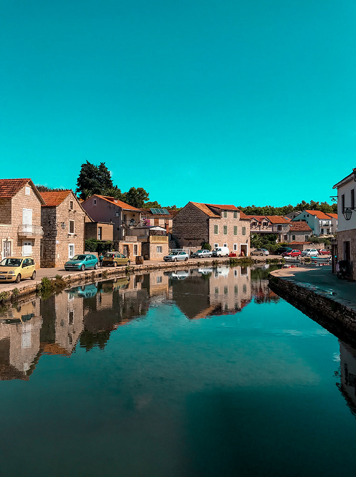Verschlafenes Dorf Jelsa auf Kroatiens Insel Hvar