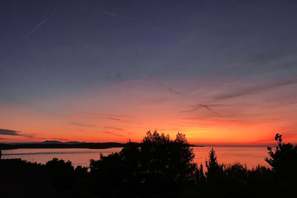 Sonnenuntergang über der kroatischen Insel Hvar