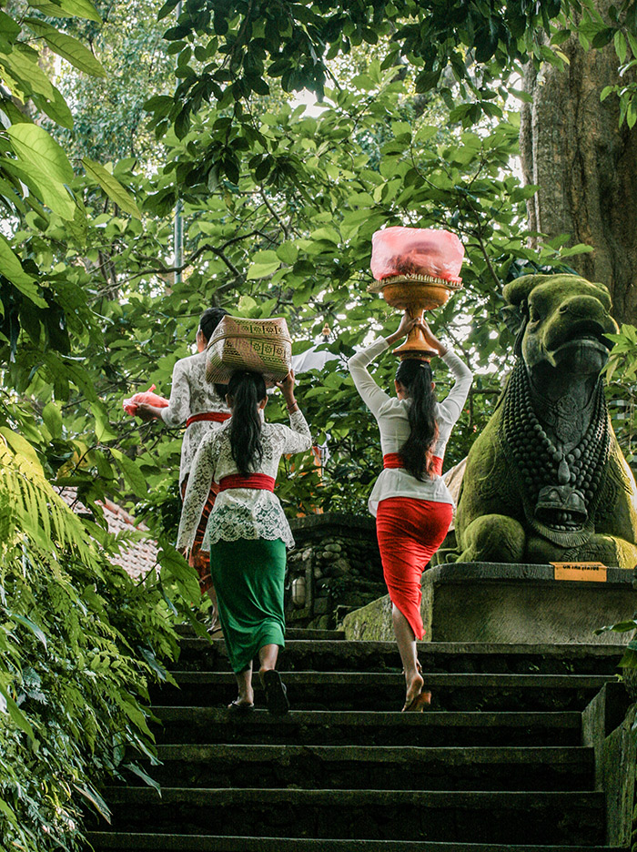 Indonesische Frauen bei Tempelzeremonie auf Bali