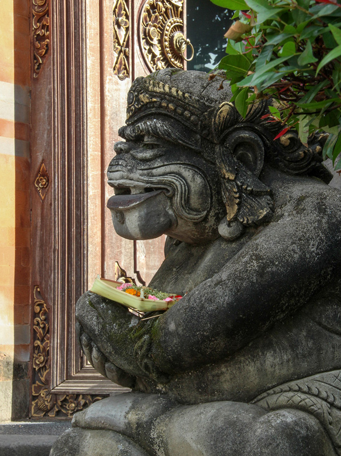 Götterstatue in balinesischem Tempel