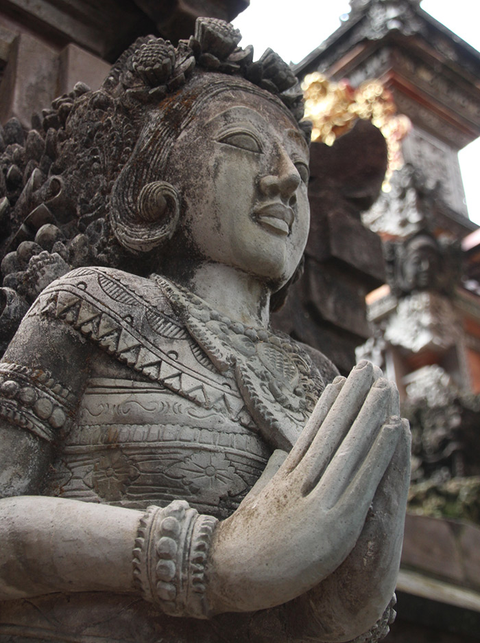 Frauenstatue in balinesischem Tempel