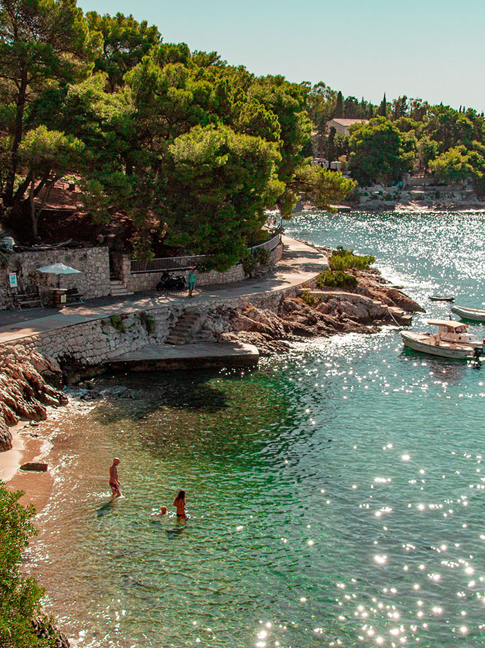 Versteckte Bucht auf Hvar in Kroatien