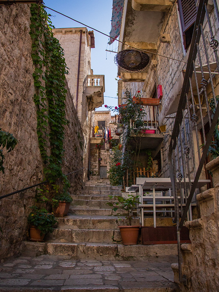 Ruhige Seitenstraße auf Hvar in Kroatien
