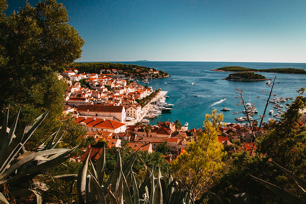 Blick über den Hafen von Hvar in Kroatien