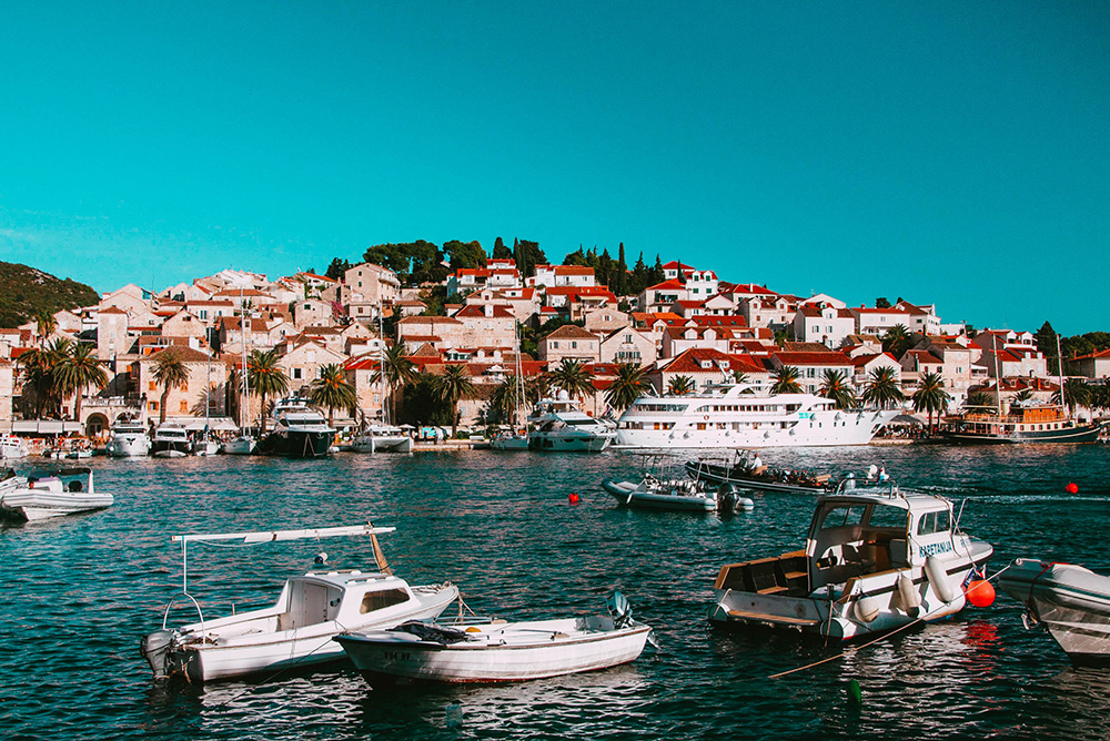 Blick über den Hafen von Hvar in Kroatien