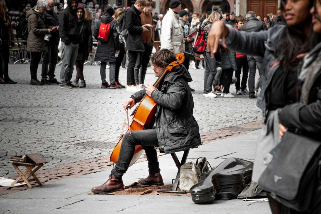 Cellospieler vor dem Staßburger Münster